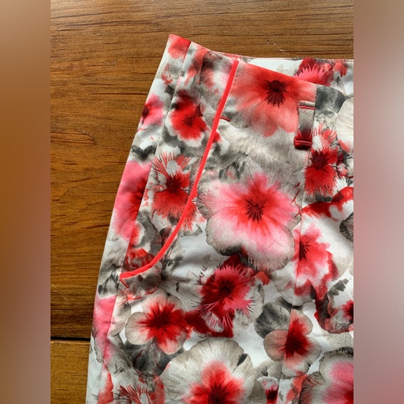 Elie Tahari capri pants. Suze 8. - Picture 7 of 9